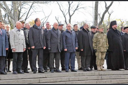 День достоинства и свободы: в Одессе возложили цветы к памятнику Шевченко (фоторепортаж) 