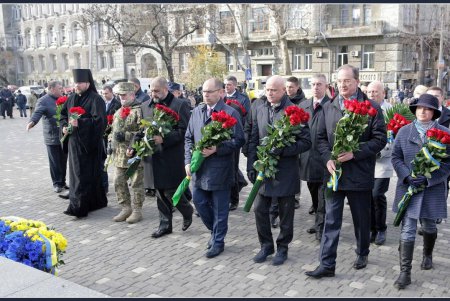 День достоинства и свободы: в Одессе возложили цветы к памятнику Шевченко (фоторепортаж) 