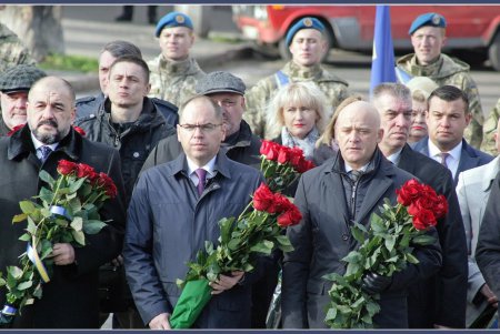 День достоинства и свободы: в Одессе возложили цветы к памятнику Шевченко (фоторепортаж) 