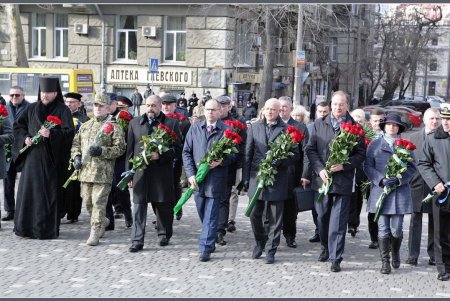 День достоинства и свободы: в Одессе возложили цветы к памятнику Шевченко (фоторепортаж) 