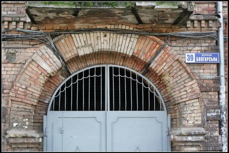 Историческое место криминальной славы, архитектурных экспериментов и живых руин (фоторепортаж)