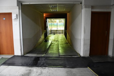 Дворец спорта в Одессе обернут паропрозрачным покрывалом (фото)