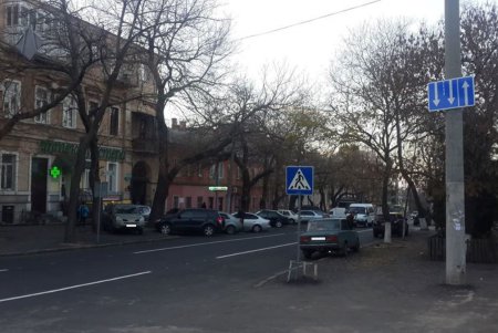 Одесских автолюбителей призывают грамотно перестраиваться во время движения (фото)