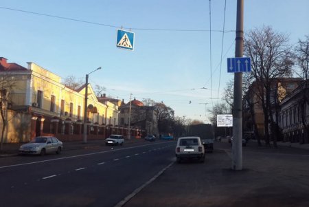 Одесских автолюбителей призывают грамотно перестраиваться во время движения (фото)