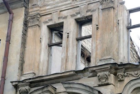 Из исторического центра Одессы многоэтажка «выселит» старые руины (фото)
