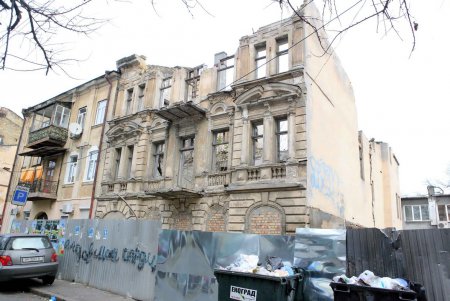 Из исторического центра Одессы многоэтажка «выселит» старые руины (фото)