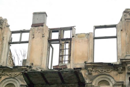Из исторического центра Одессы многоэтажка «выселит» старые руины (фото)