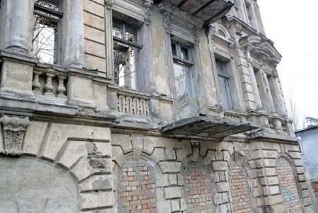 Из исторического центра Одессы многоэтажка «выселит» старые руины (фото)