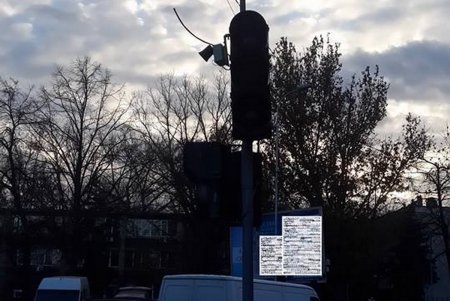 На Малиновского восстанавливают поврежденный светофор (фото) 