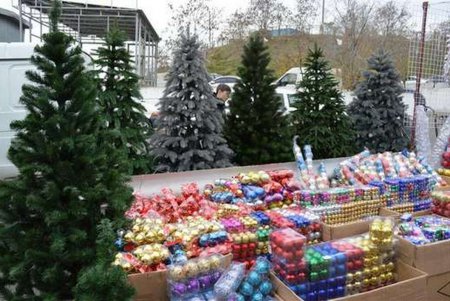 На рынке «7 километр» уже продают елки к Новому году (фото)