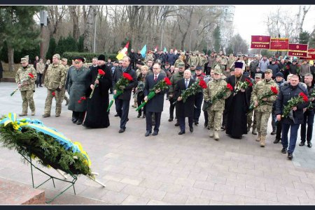 День Вооруженных Сил Украины: одесситы возложили цветы к памятнику Неизвестному матросу (фоторепортаж)