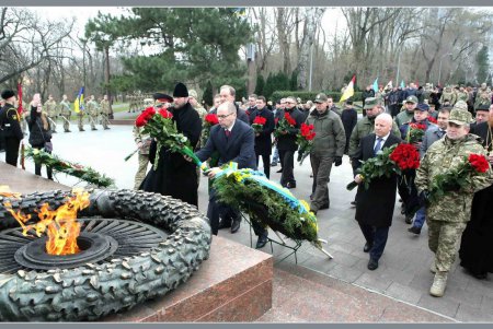 День Вооруженных Сил Украины: одесситы возложили цветы к памятнику Неизвестному матросу (фоторепортаж)