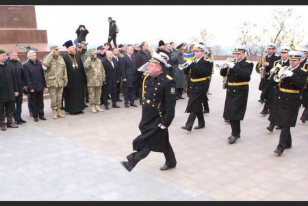 День Вооруженных Сил Украины: одесситы возложили цветы к памятнику Неизвестному матросу (фоторепортаж)