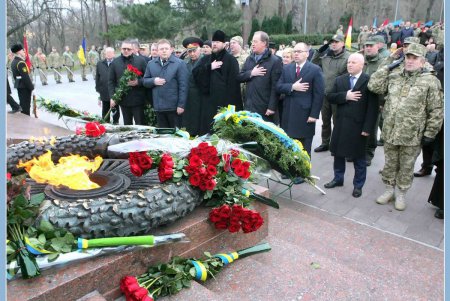 День Вооруженных Сил Украины: одесситы возложили цветы к памятнику Неизвестному матросу (фоторепортаж)