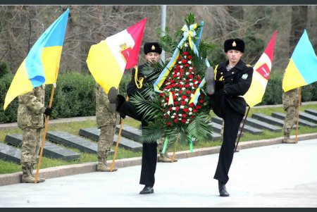День Вооруженных Сил Украины: одесситы возложили цветы к памятнику Неизвестному матросу (фоторепортаж)