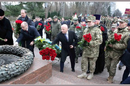 День Вооруженных Сил Украины: одесситы возложили цветы к памятнику Неизвестному матросу (фоторепортаж)