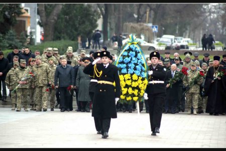 День Вооруженных Сил Украины: одесситы возложили цветы к памятнику Неизвестному матросу (фоторепортаж)