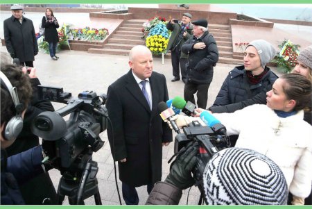 День Вооруженных Сил Украины: одесситы возложили цветы к памятнику Неизвестному матросу (фоторепортаж)