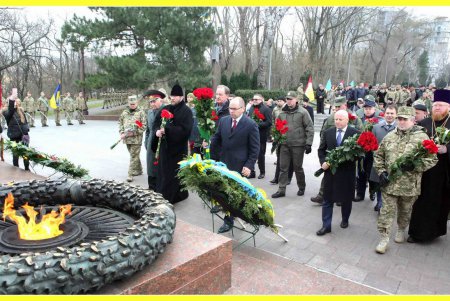 День Вооруженных Сил Украины: одесситы возложили цветы к памятнику Неизвестному матросу (фоторепортаж)