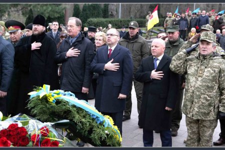 День Вооруженных Сил Украины: одесситы возложили цветы к памятнику Неизвестному матросу (фоторепортаж)