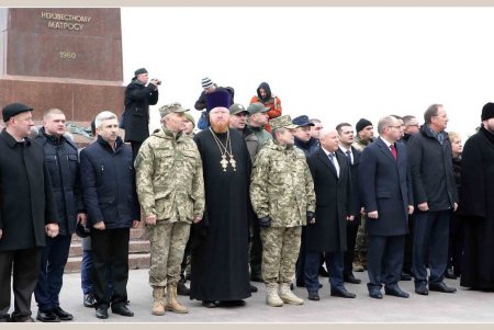 День Вооруженных Сил Украины: одесситы возложили цветы к памятнику Неизвестному матросу (фоторепортаж)