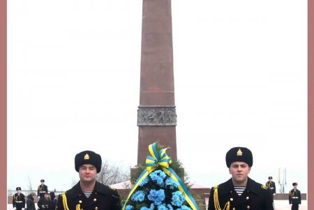 День Вооруженных Сил Украины: одесситы возложили цветы к памятнику Неизвестному матросу (фоторепортаж)