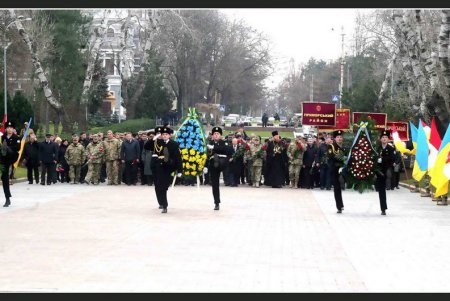 День Вооруженных Сил Украины: одесситы возложили цветы к памятнику Неизвестному матросу (фоторепортаж)