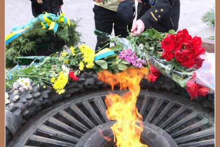 День Вооруженных Сил Украины: одесситы возложили цветы к памятнику Неизвестному матросу (фоторепортаж)