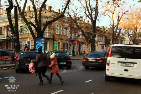 Одесские патрульные возле школ «перевоспитывали» владельцев транспортных средств (фото) 