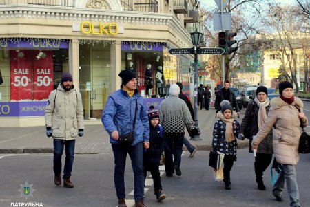 Одесские патрульные возле школ «перевоспитывали» владельцев транспортных средств (фото) 
