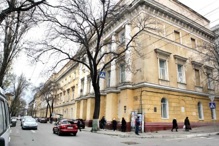 Архитектурный шедевр, обозванный казармой, станет действующим памятником (фоторепортаж) 