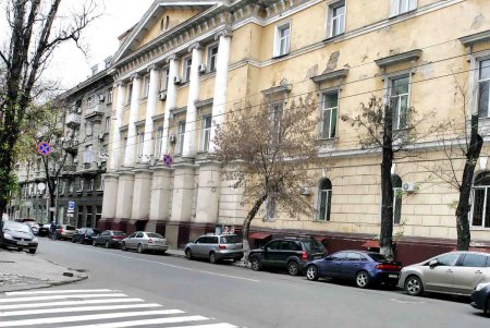Архитектурный шедевр, обозванный казармой, станет действующим памятником (фоторепортаж) 