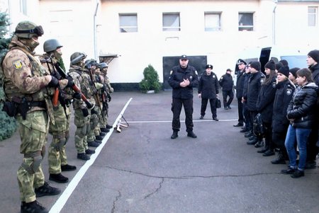 Будущие одесские копы ненадолго окунулись в трудовые последипломные будни (фото)