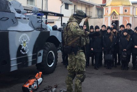 Будущие одесские копы ненадолго окунулись в трудовые последипломные будни (фото)