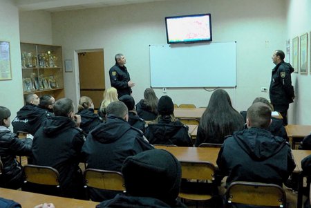 Будущие одесские копы ненадолго окунулись в трудовые последипломные будни (фото)