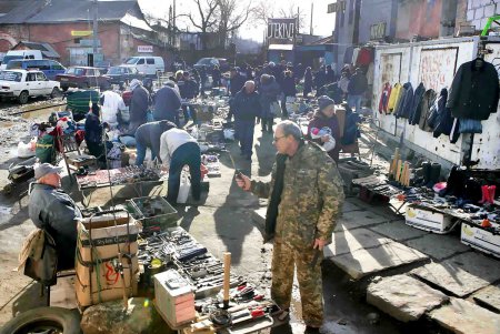 Торговцы заполонили наземно-подземные окрестности «Привоза» (фоторепортаж)