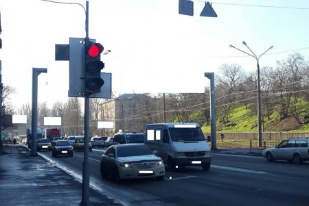 На проспекте Небесной Сотни после ДТП восстанавливают светофор (фото) 