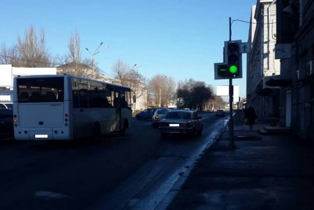 На проспекте Небесной Сотни после ДТП восстанавливают светофор (фото) 