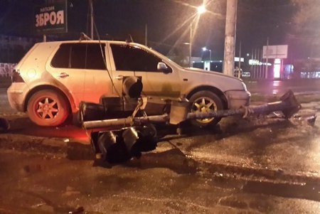 На проспекте Небесной Сотни после ДТП восстанавливают светофор (фото) 
