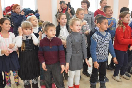 Школьники микрорайона «Хаджибейский» в День святого Николая увидели научные чудеса (фото)