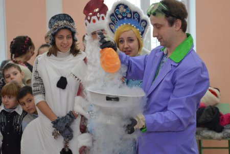 Школьники микрорайона «Хаджибейский» в День святого Николая увидели научные чудеса (фото)