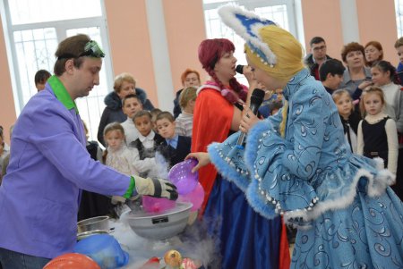 Школьники микрорайона «Хаджибейский» в День святого Николая увидели научные чудеса (фото)