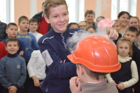 Школьники микрорайона «Хаджибейский» в День святого Николая увидели научные чудеса (фото)