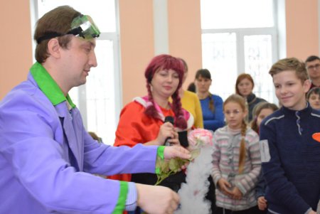 Школьники микрорайона «Хаджибейский» в День святого Николая увидели научные чудеса (фото)