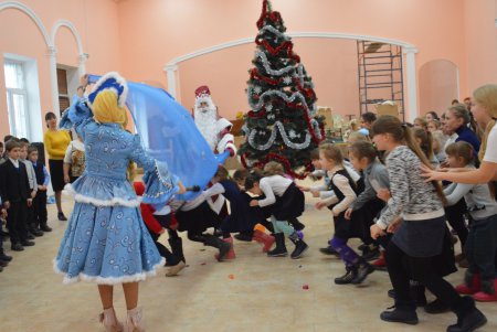 Школьники микрорайона «Хаджибейский» в День святого Николая увидели научные чудеса (фото)
