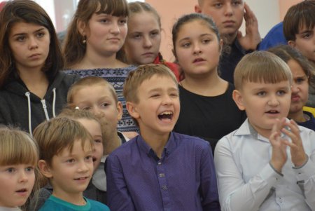 Школьники микрорайона «Хаджибейский» в День святого Николая увидели научные чудеса (фото)