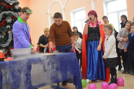 Школьники микрорайона «Хаджибейский» в День святого Николая увидели научные чудеса (фото)