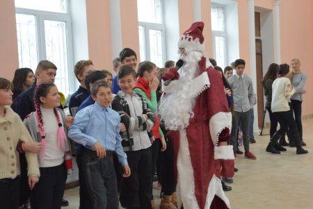 Школьники микрорайона «Хаджибейский» в День святого Николая увидели научные чудеса (фото)