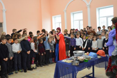 Школьники микрорайона «Хаджибейский» в День святого Николая увидели научные чудеса (фото)
