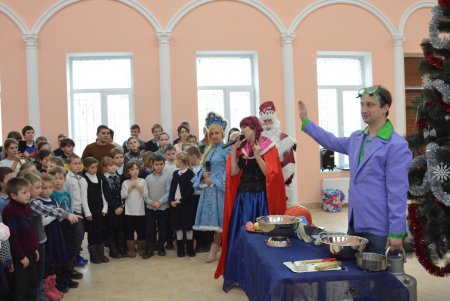 Школьники микрорайона «Хаджибейский» в День святого Николая увидели научные чудеса (фото)